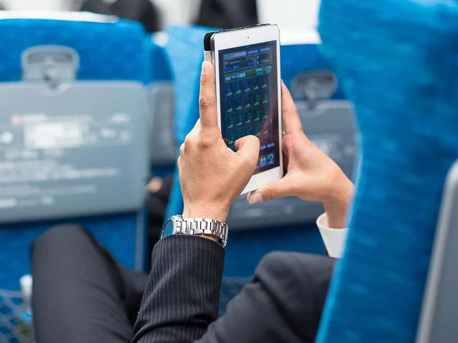 Почему нужно отключать электронные устройства в самолете? ?✈️